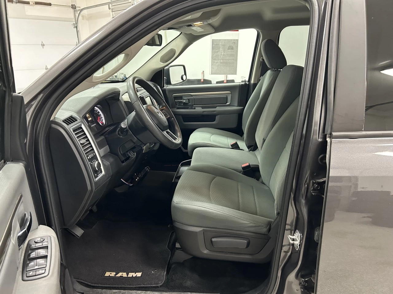 2016 Ram 1500 SLT Image principale