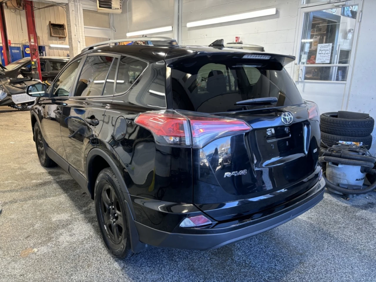 2017 Toyota RAV4 LE Image principale