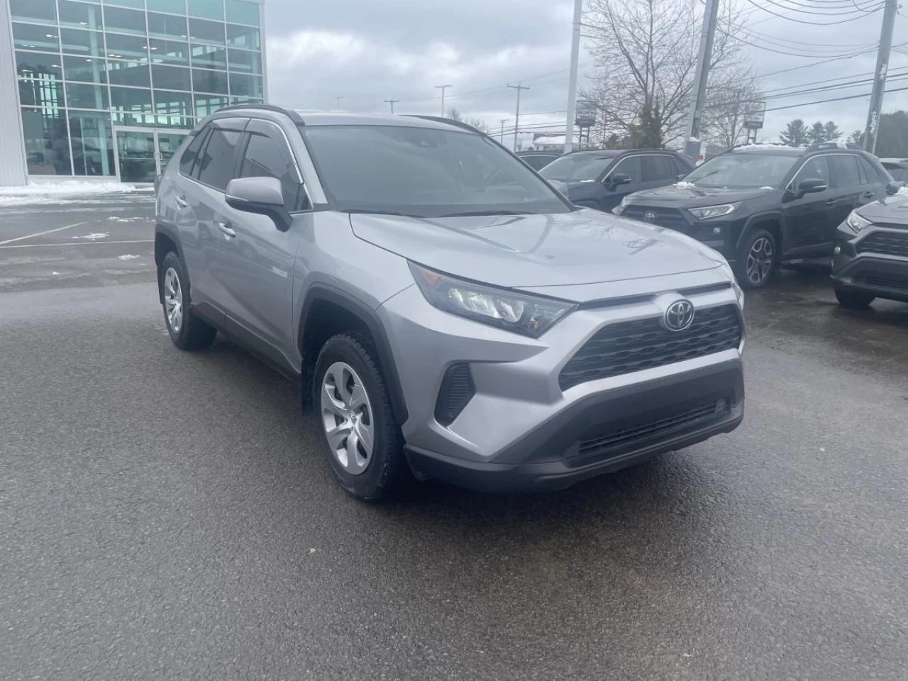 2021 Toyota RAV4 LE FWD Image principale