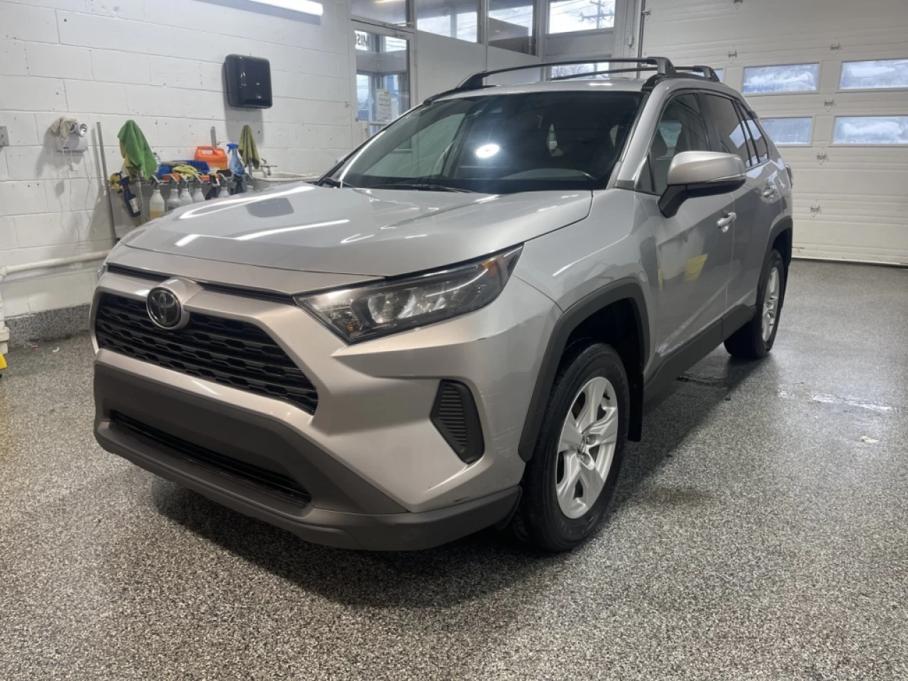 2019 Toyota RAV4 LE Image principale