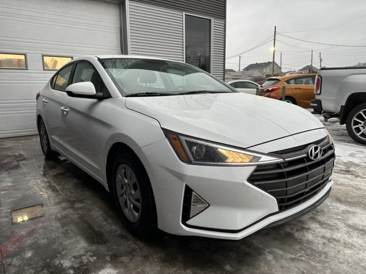 2020 Hyundai Elantra Essential Main Image