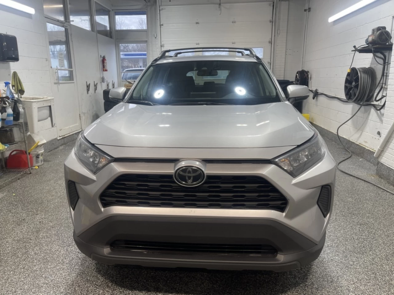 2019 Toyota RAV4 LE Image principale