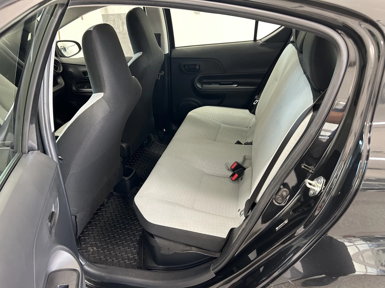 2018 Toyota Prius c Auto Main Image