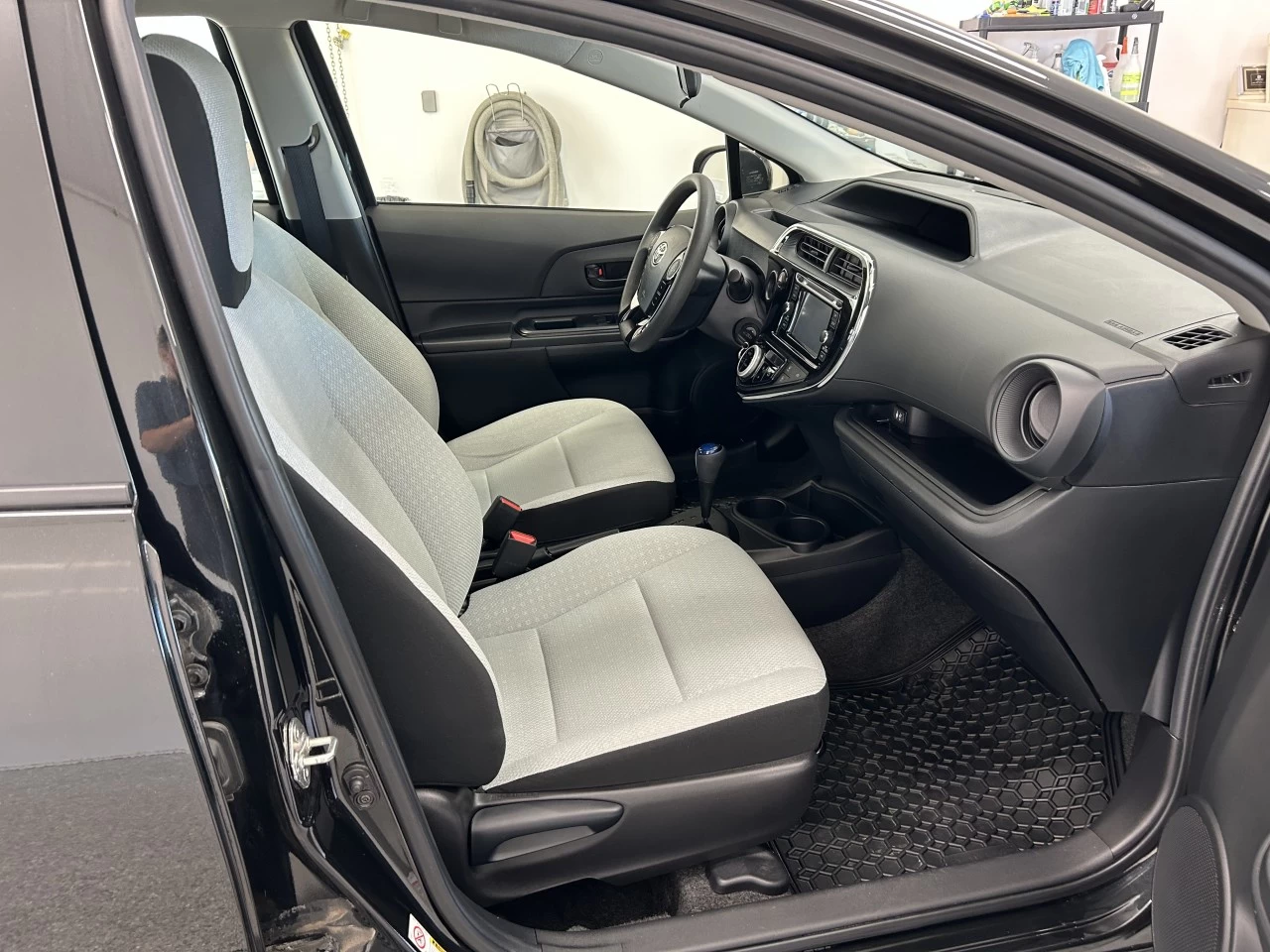 2018 Toyota Prius c Auto Main Image