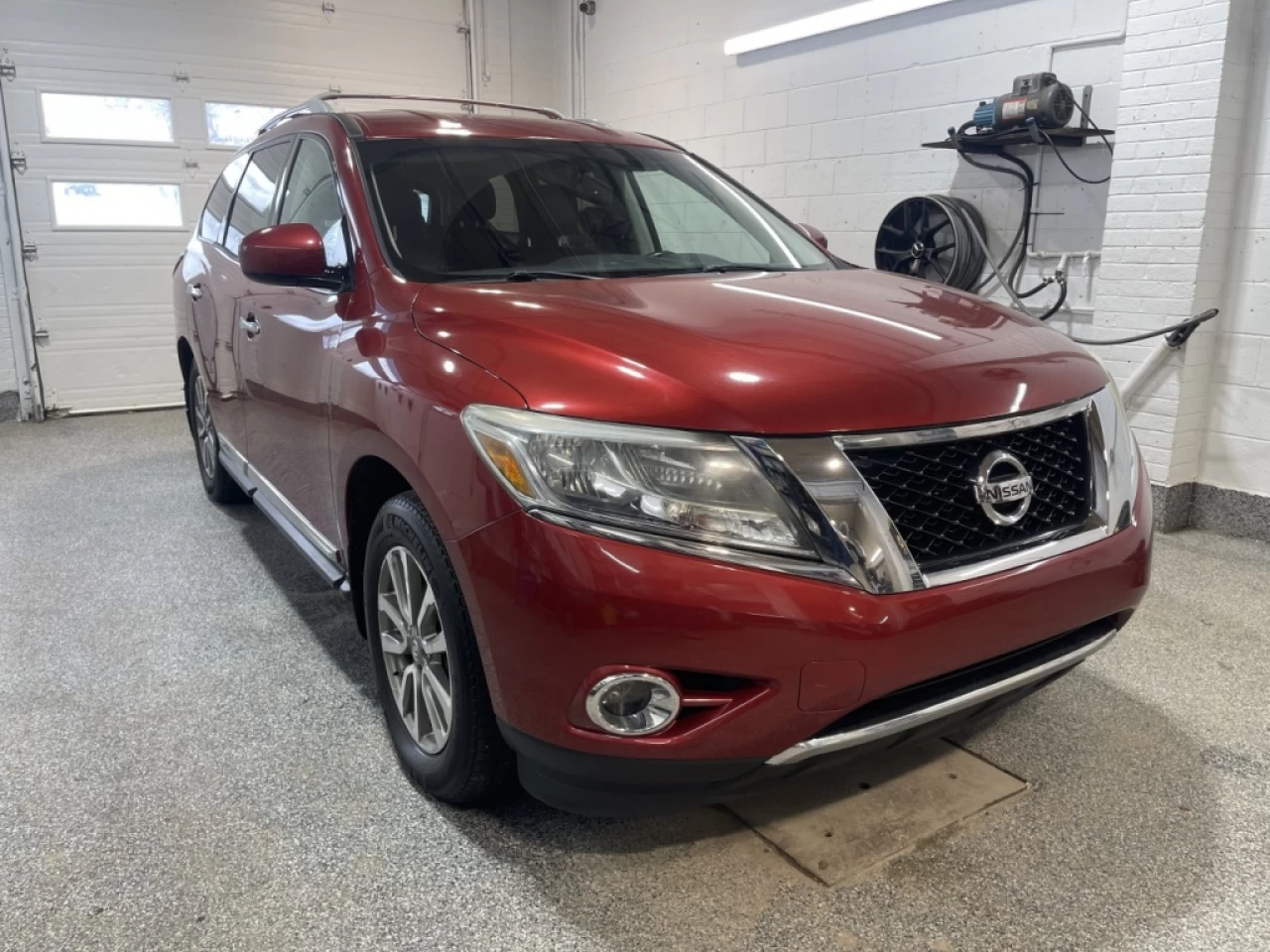 2014 Nissan Pathfinder SL Main Image