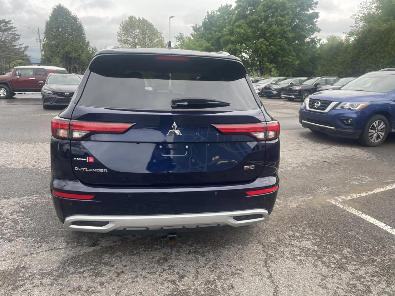 2022 Mitsubishi Outlander Le Premium Main Image