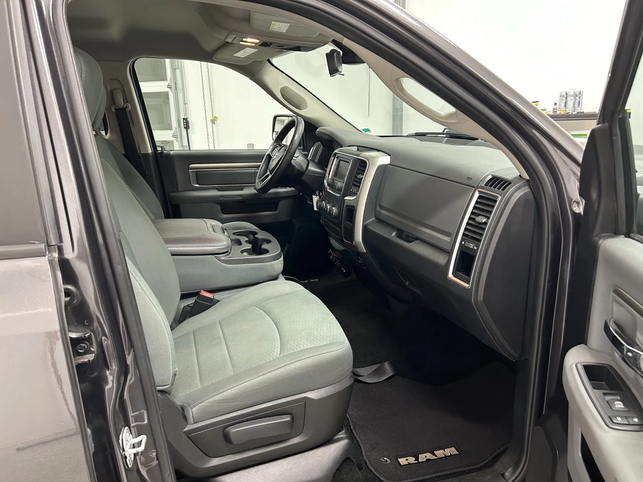 2016 Ram 1500 SLT Image principale