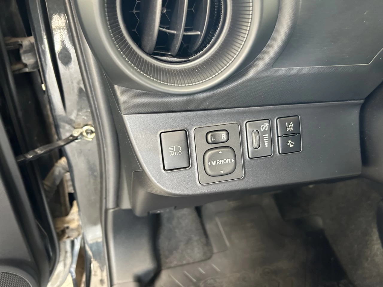 2018 Toyota Prius c Auto Main Image