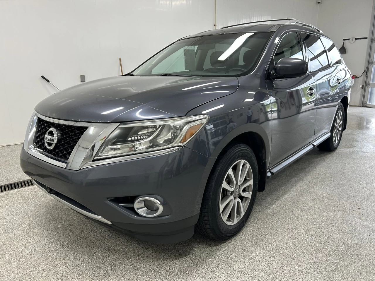 2014 Nissan Pathfinder SV Main Image