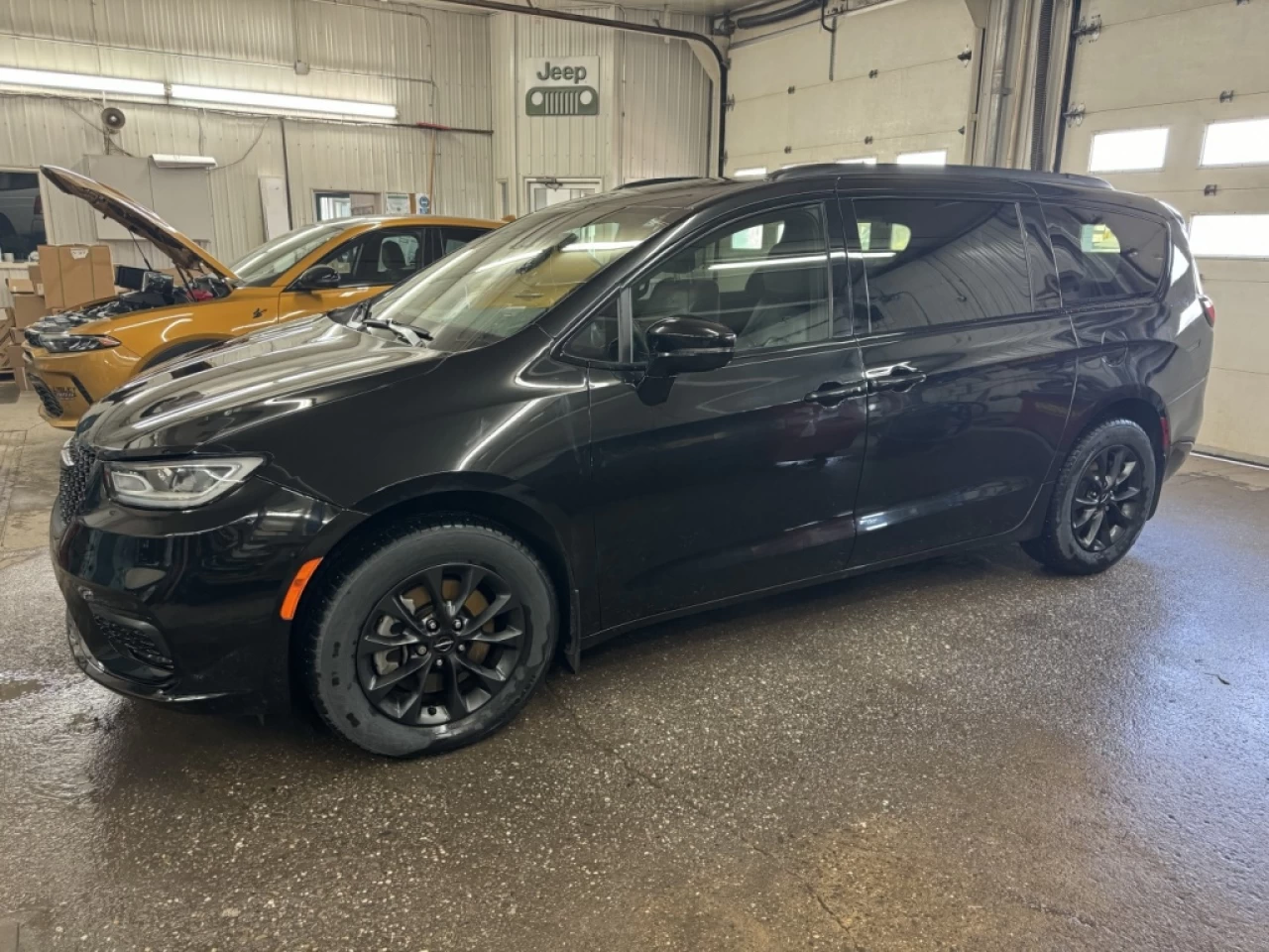 2022 Chrysler Pacifica Touring L Main Image