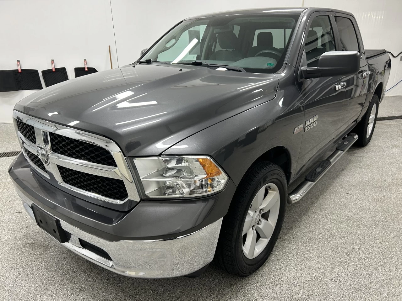 2016 Ram 1500 SLT Image principale