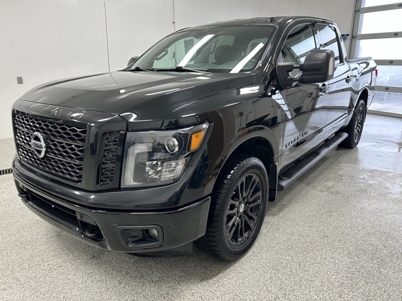 Nissan 2018 Titan SV Midnight Edition